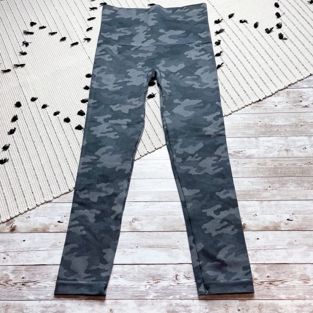 Spanx Look At Me Now Camo Leggings Green Small